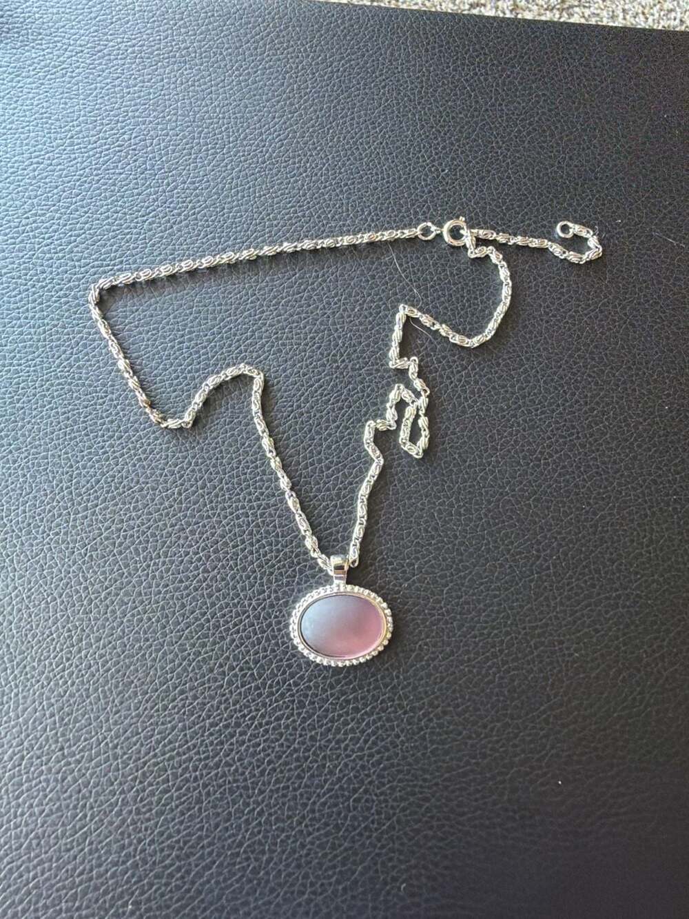 Vintage Sterling Silver tone Oval Cabochon Mauve Stone Pendant Necklace (J-045) - Picture 3 of 5